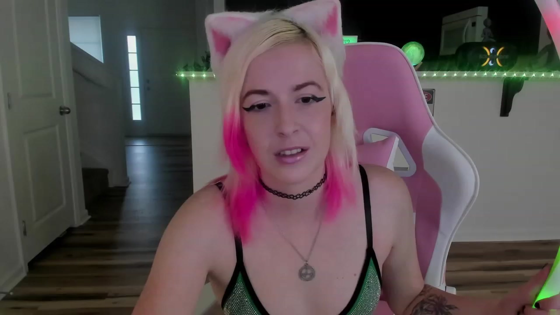 Gallery image thumbnail from Xena_saturn's myfreecams stream on, 08/18/2023, 01:26 image 12 of 20