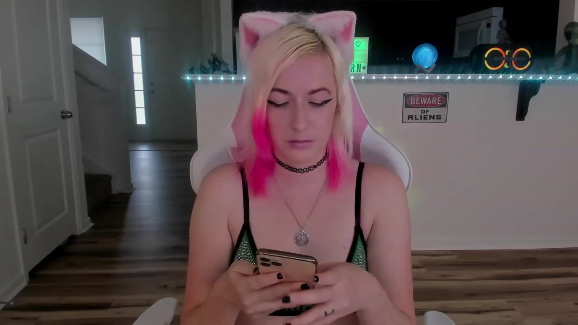 Gallery image thumbnail from Xena_saturn's myfreecams stream on, 08/18/2023, 01:26 image 8 of 20