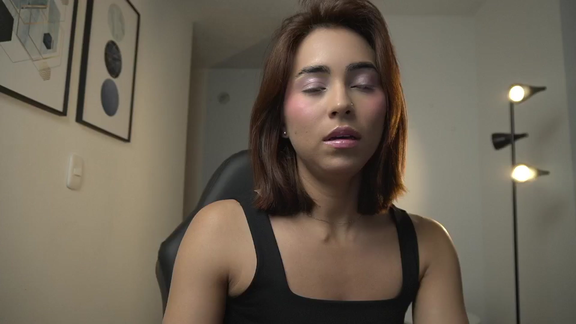 Gallery image thumbnail from Xialing's myfreecams stream on, 08/29/2024, 24:18 image 9 of 20