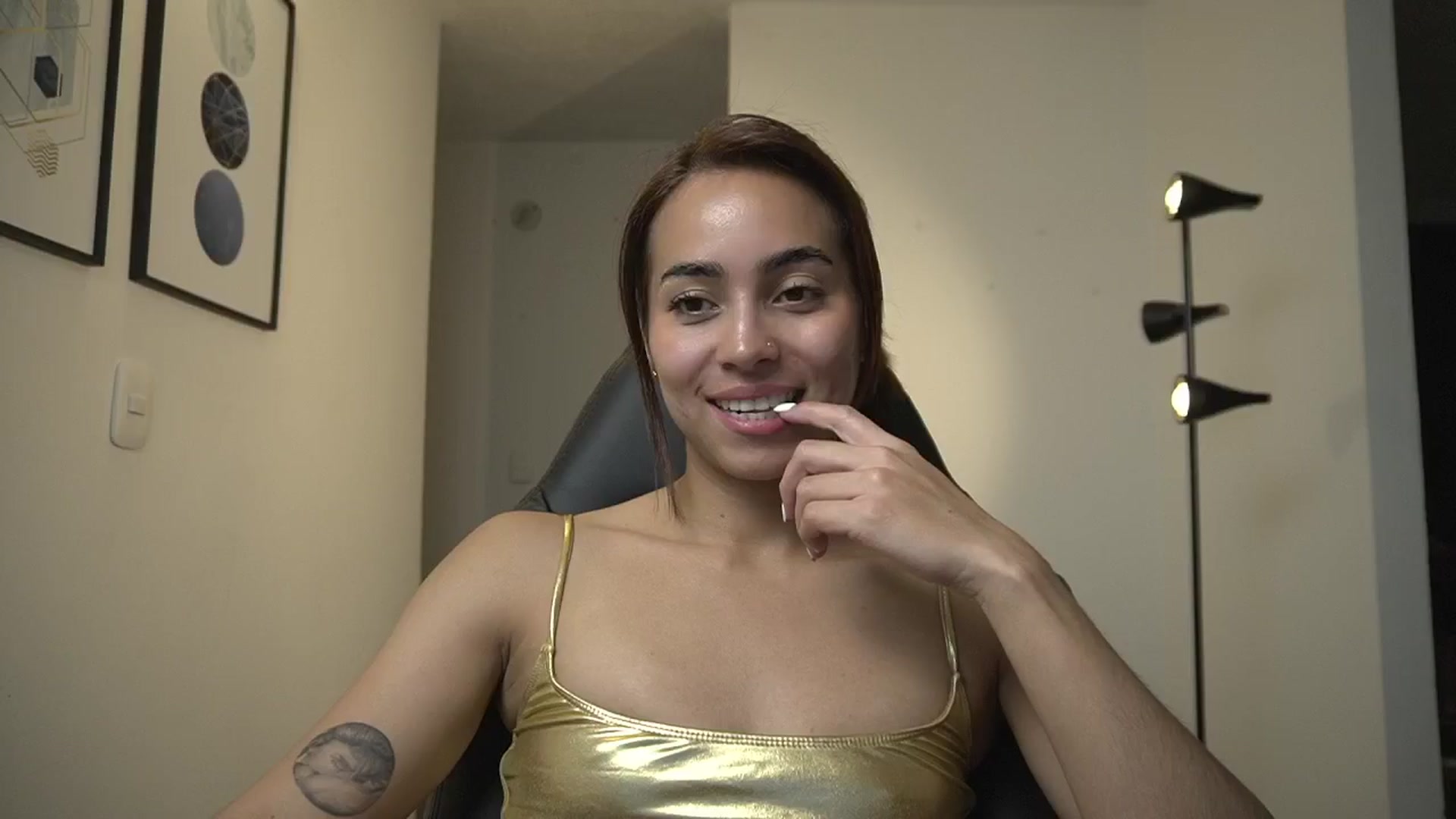 Gallery image thumbnail from Xialing's myfreecams stream on, 10/07/2024, 24:21 image 19 of 20