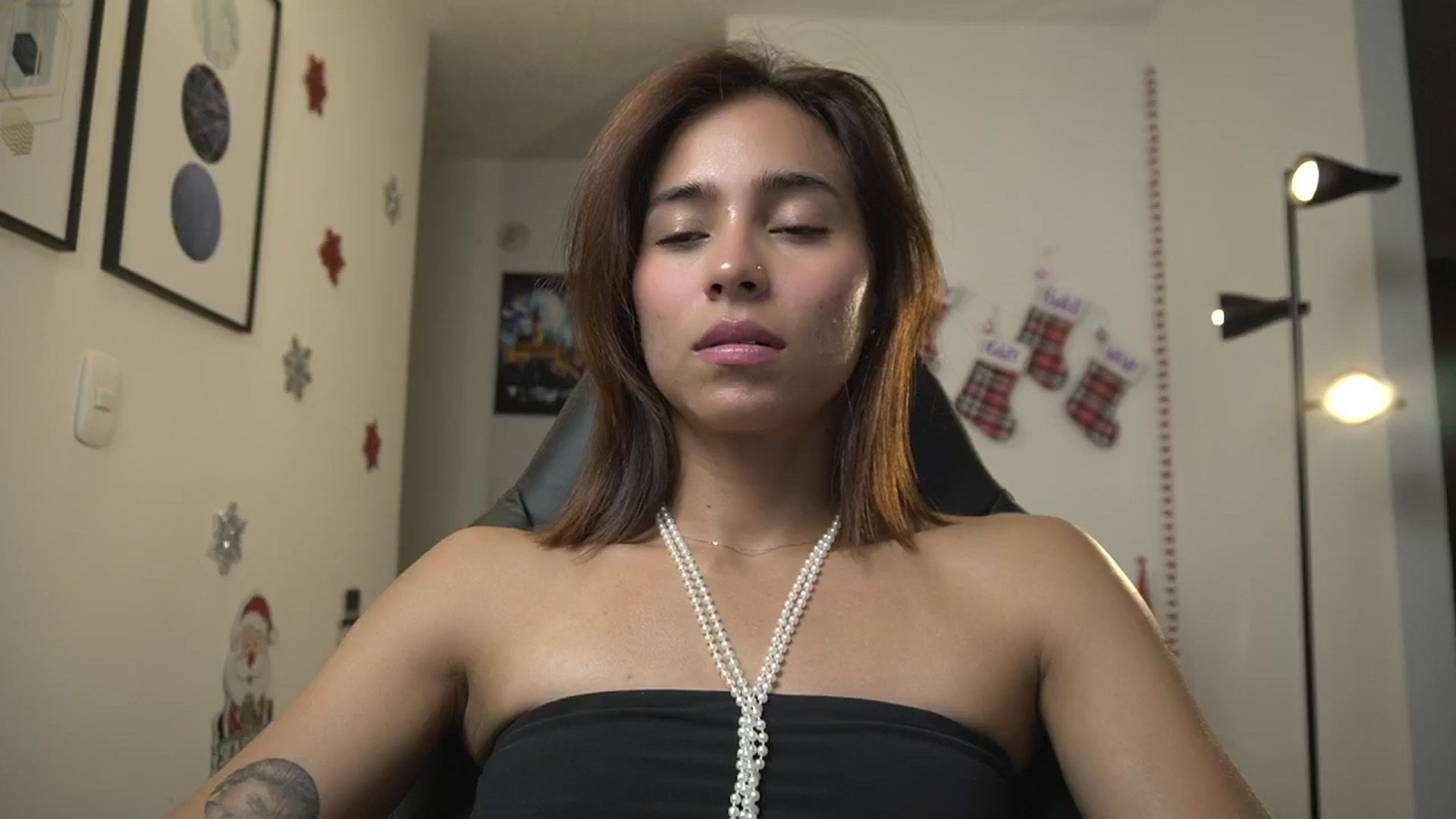 Gallery image thumbnail from Xialing's myfreecams stream on, 12/15/2024, 23:35 image 8 of 20