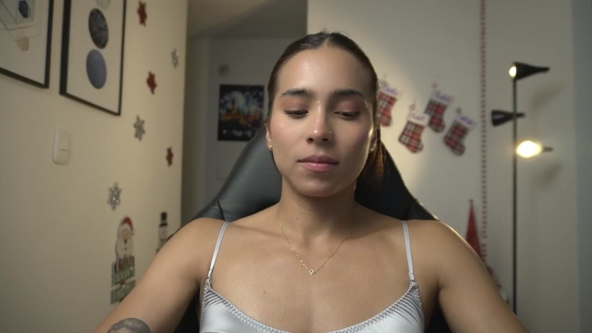 Gallery image thumbnail from Xialing's myfreecams stream on, 12/17/2024, 24:59 image 3 of 20