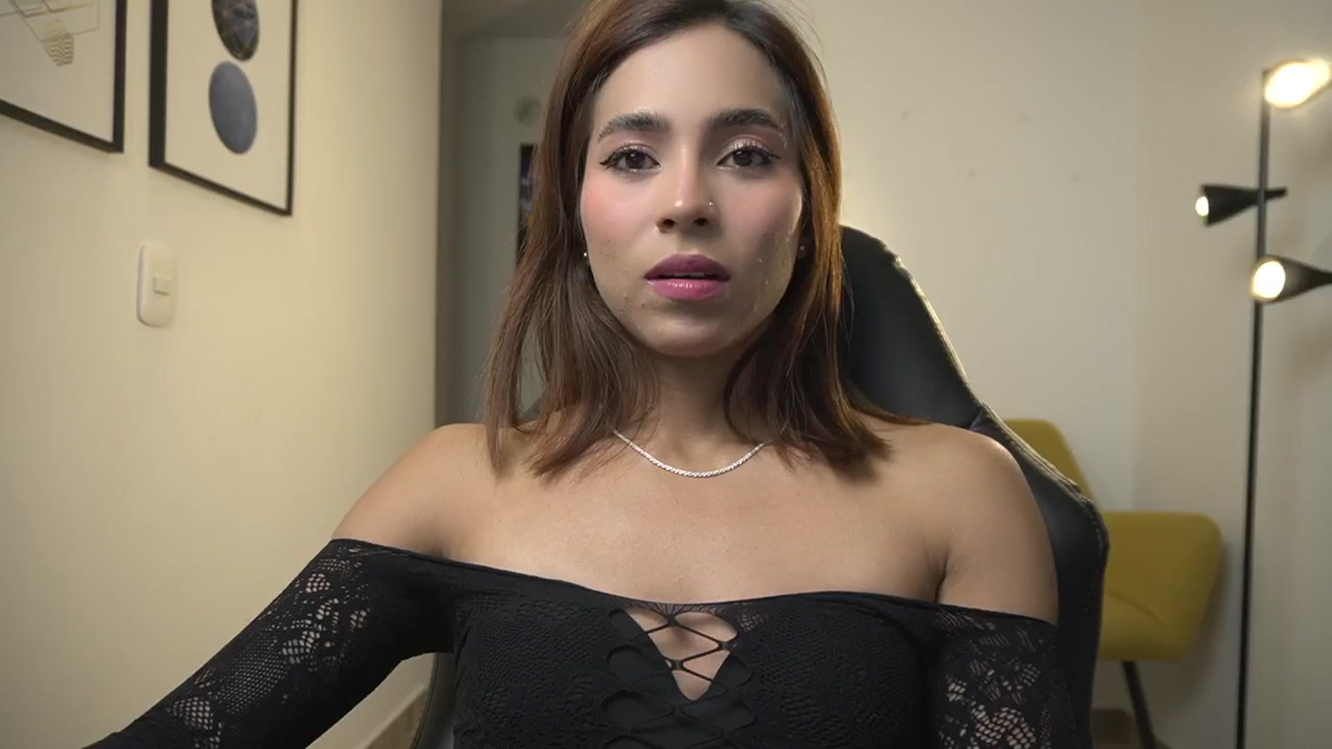 Gallery image thumbnail from Xialing's myfreecams stream on, 01/22/2025, 24:12 image 6 of 20