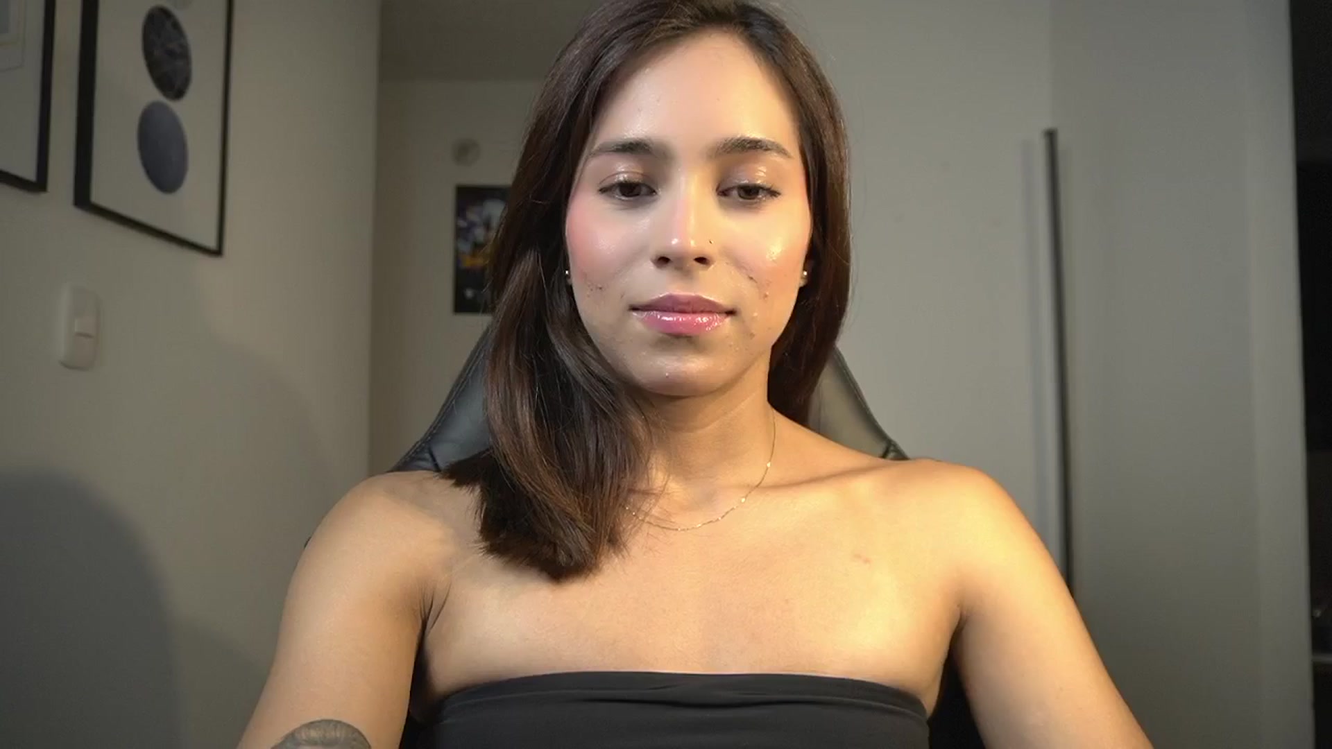 Gallery image thumbnail from Xialing's myfreecams stream on, 04/10/2025, 24:25 image 8 of 20
