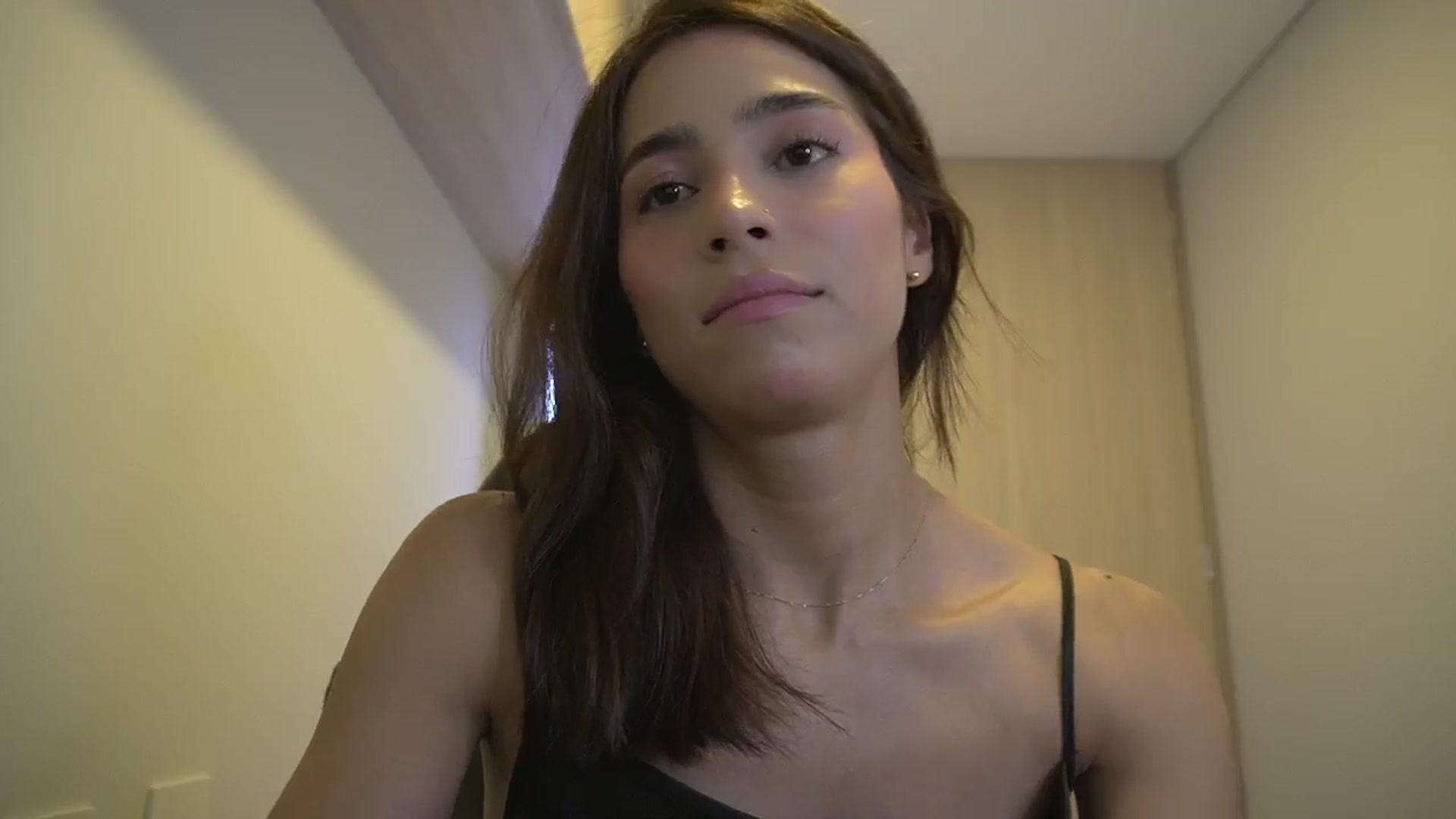 Gallery image thumbnail from Xialing's myfreecams stream on, 05/21/2025, 24:02 image 16 of 20