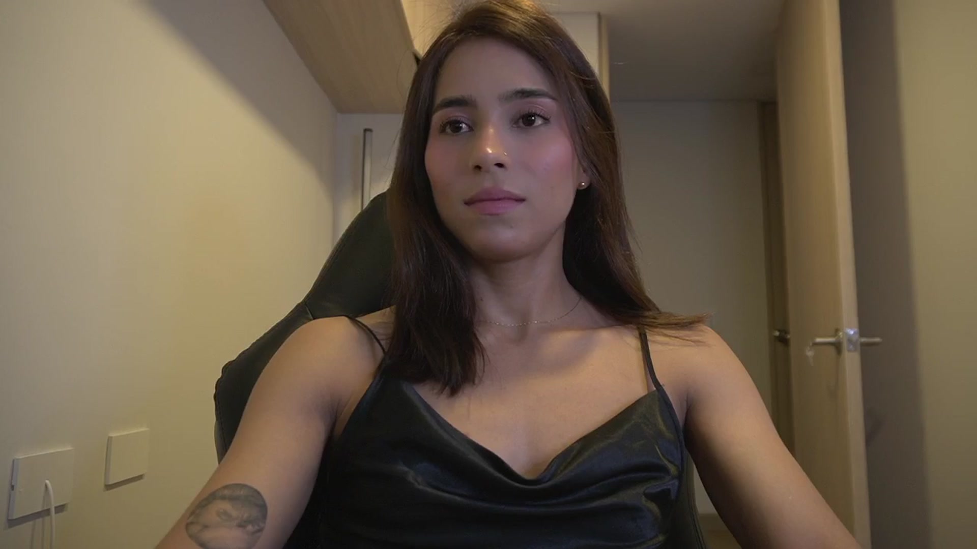 Gallery image thumbnail from Xialing's myfreecams stream on, 05/21/2025, 24:02 image 11 of 20