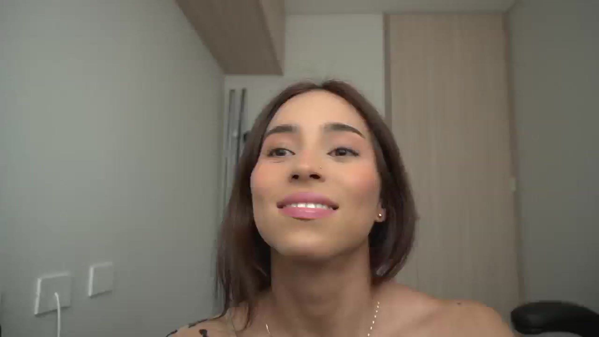 Gallery image thumbnail from Xialing's myfreecams stream on, 06/17/2025, 24:25 image 1 of 20