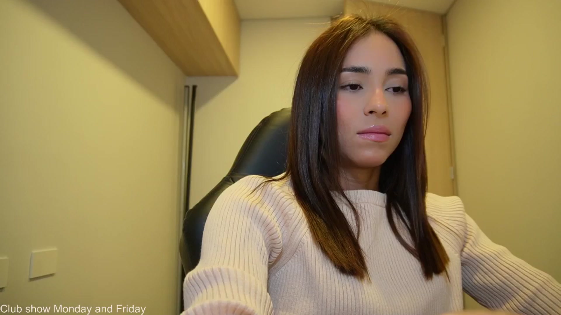 Gallery image thumbnail from Xialing's myfreecams stream on, 08/27/2025, 24:11 image 2 of 20