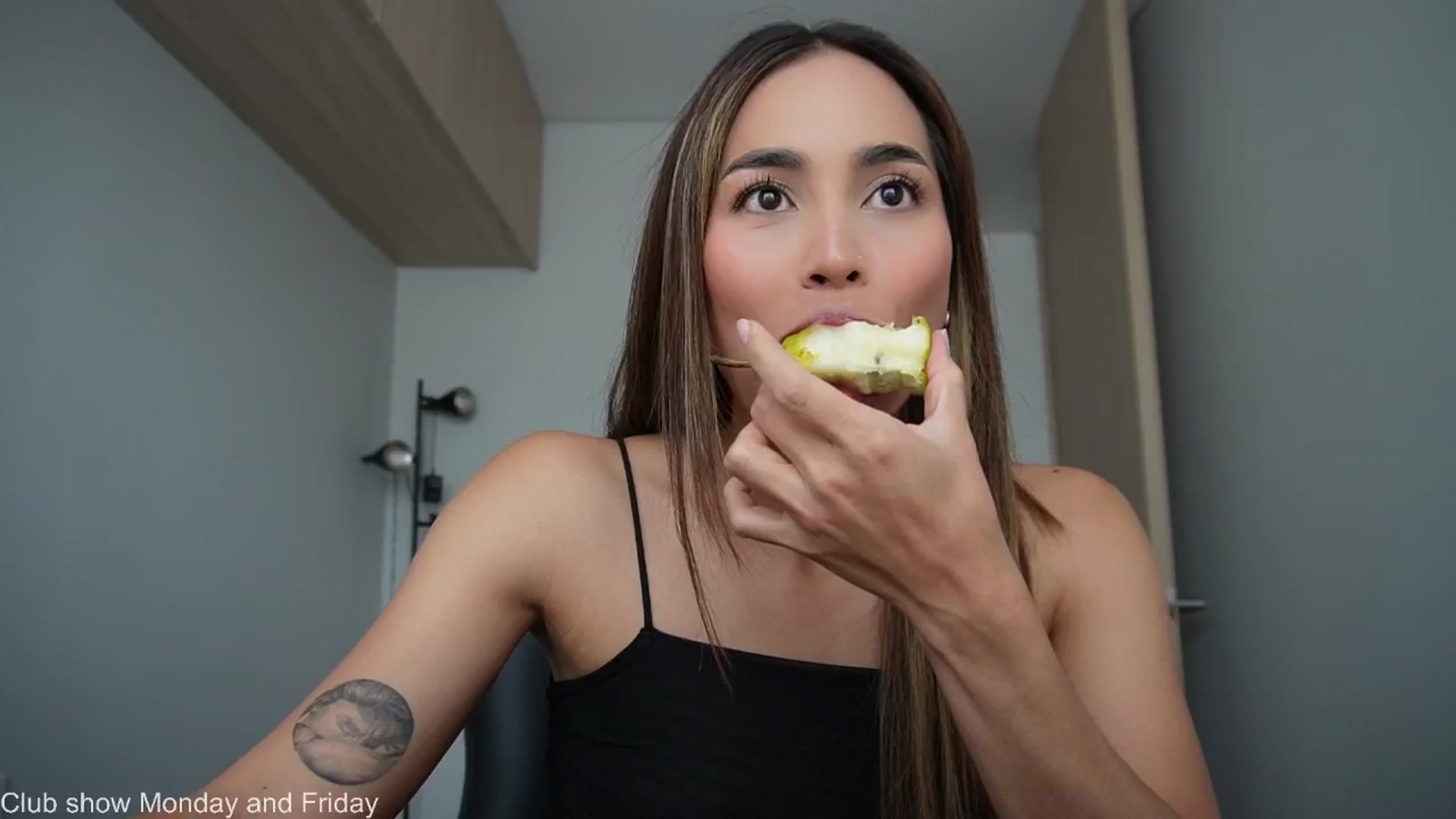 Gallery image thumbnail from Xialing's myfreecams stream on, 04/06/2026, 16:14 image 6 of 20
