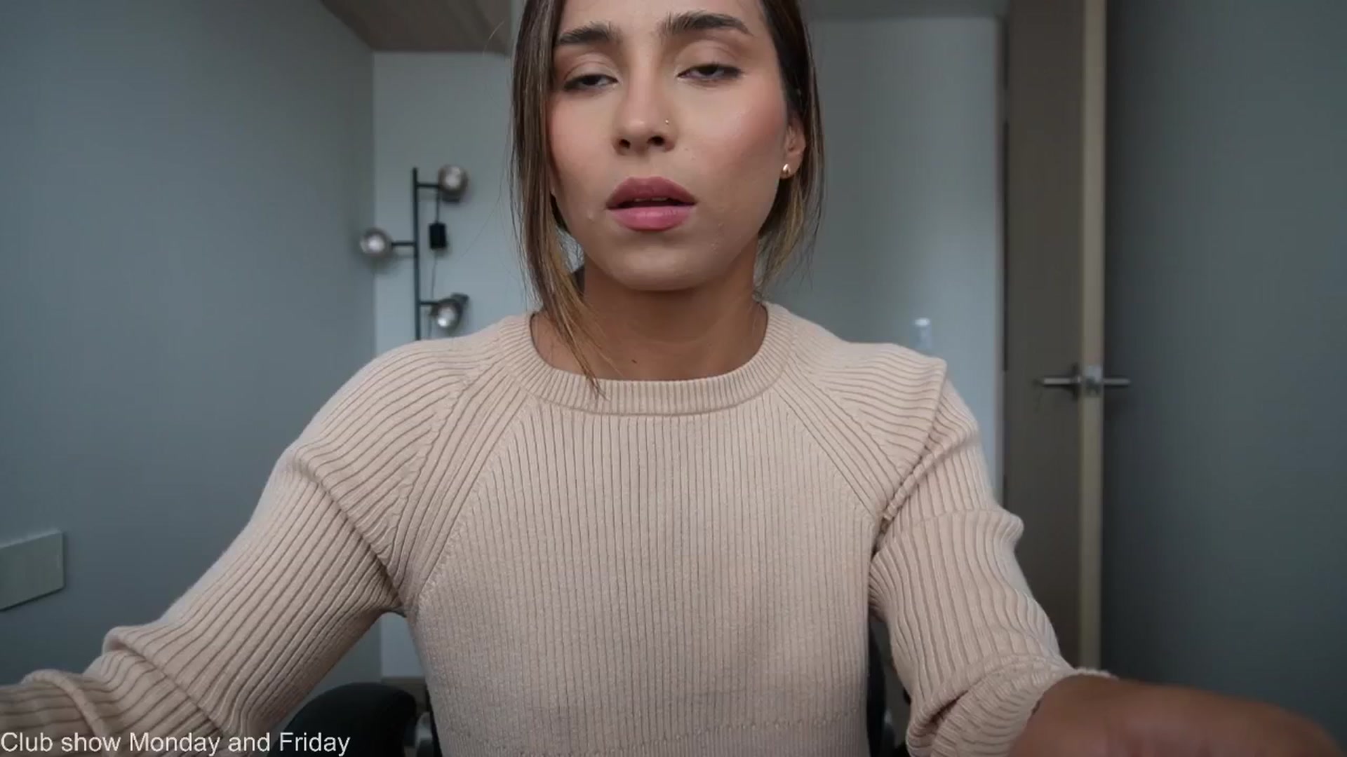 Gallery image thumbnail from Xialing's myfreecams stream on, 04/28/2026, 21:09 image 18 of 20