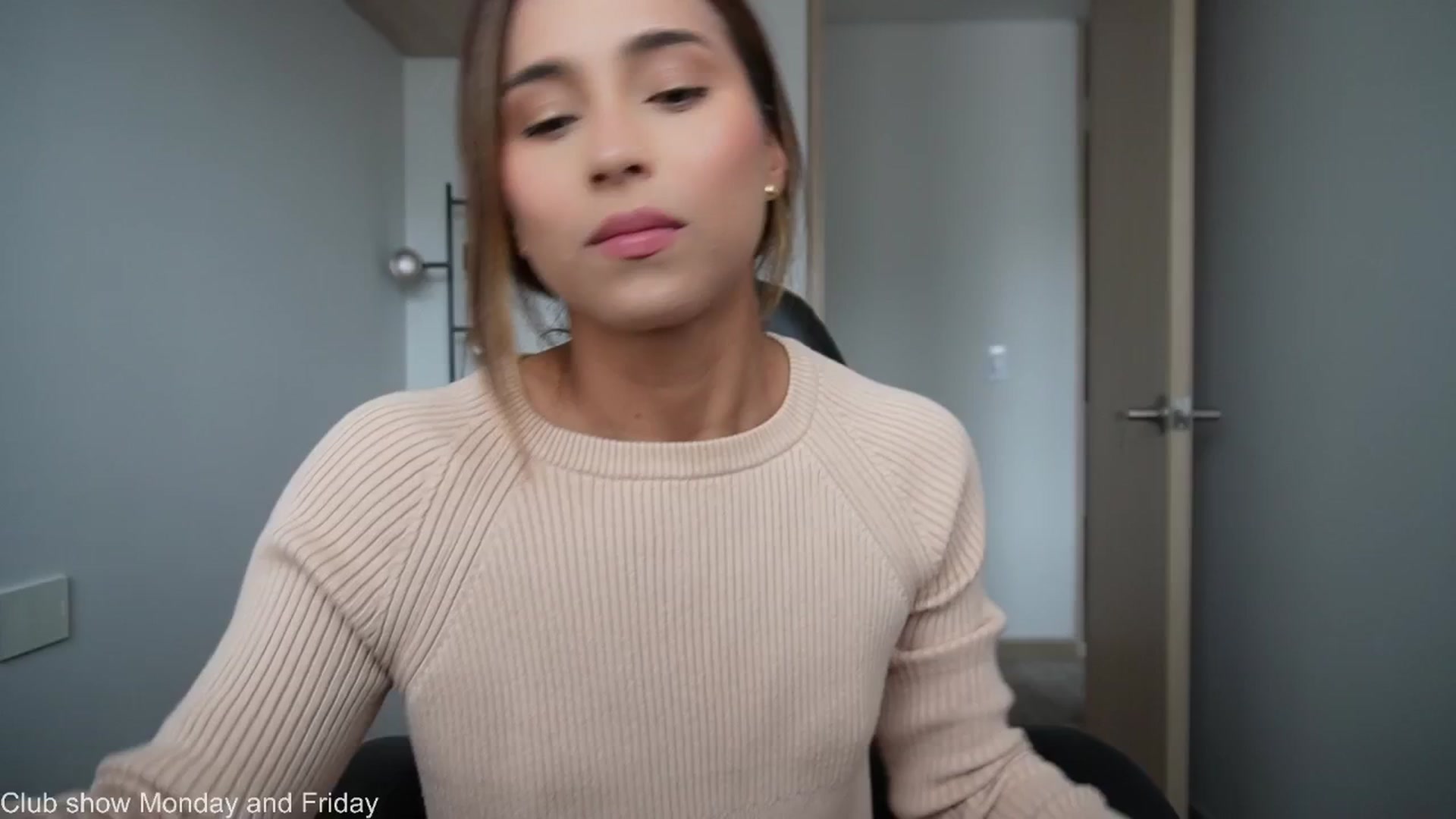 Gallery image thumbnail from Xialing's myfreecams stream on, 04/28/2026, 21:09 image 17 of 20