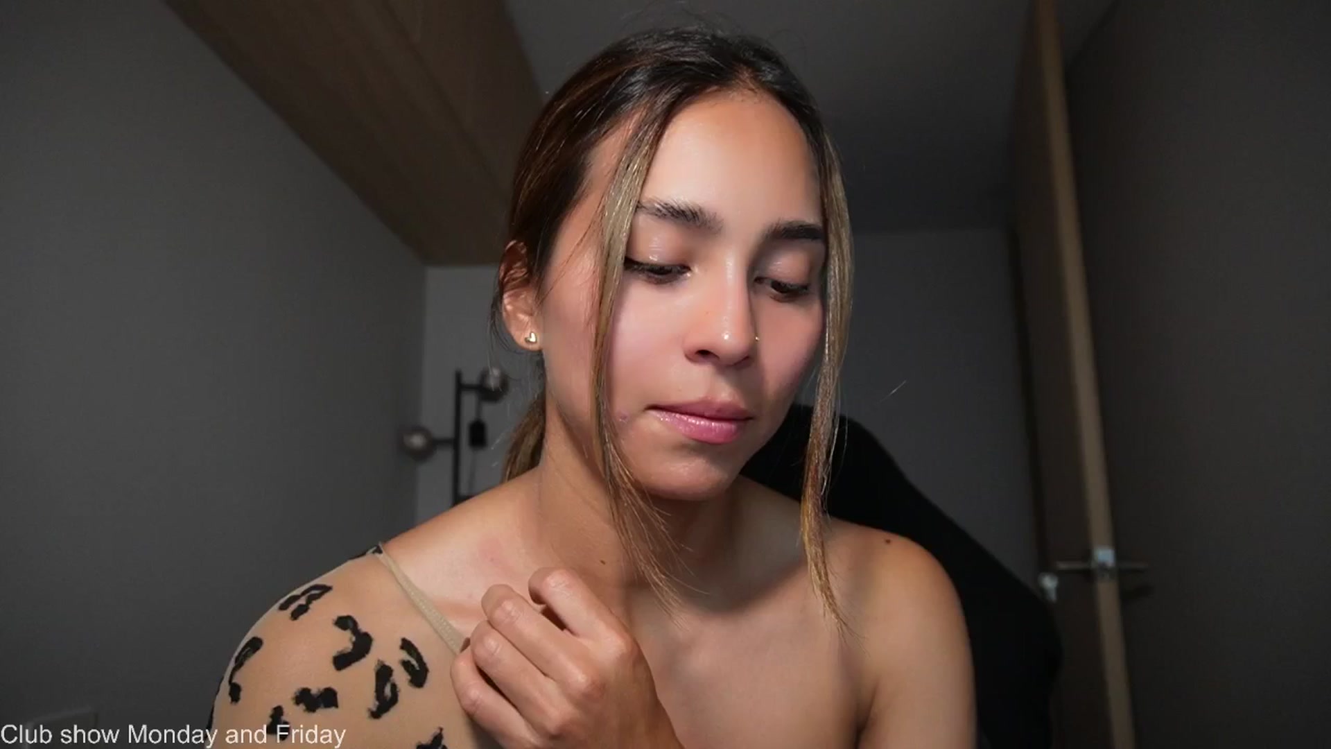 Gallery image thumbnail from Xialing's myfreecams stream on, 04/30/2026, 23:52 image 5 of 20
