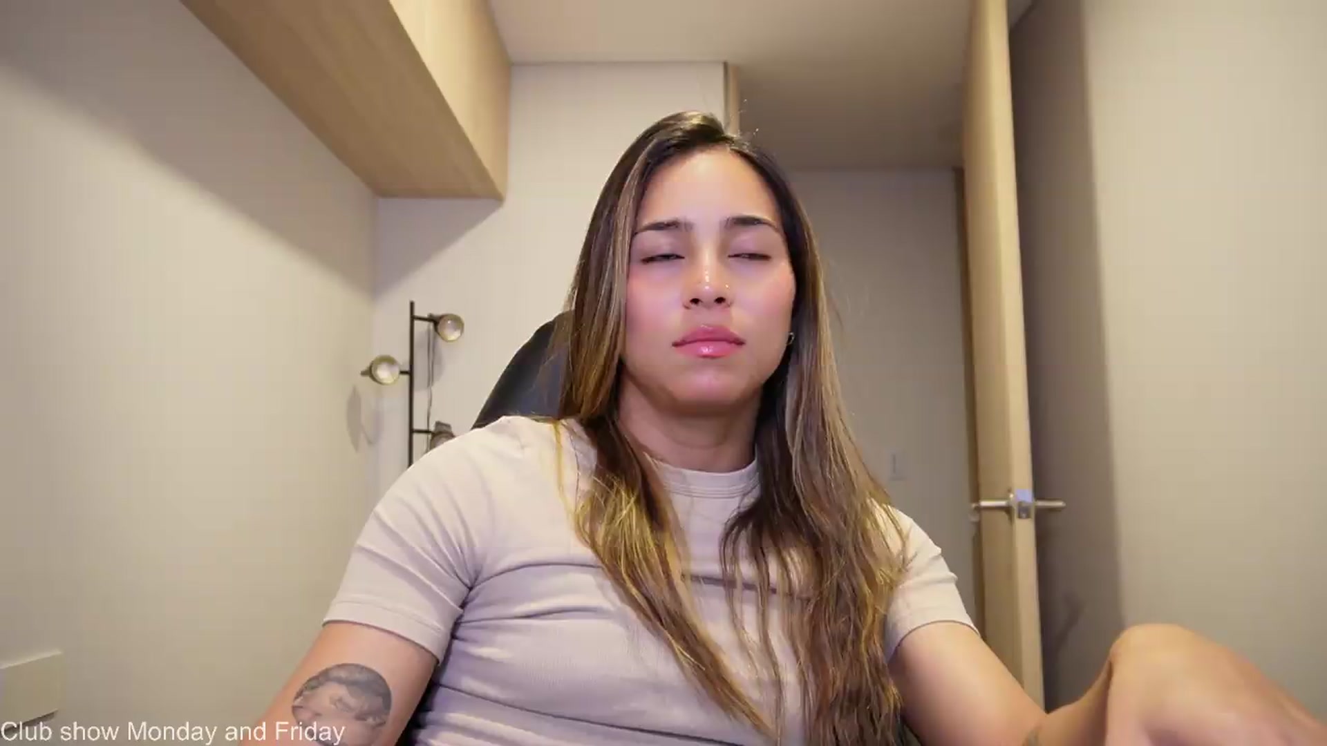 Gallery image thumbnail from Xialing's myfreecams stream on, 06/21/2026, 24:08 image 7 of 20