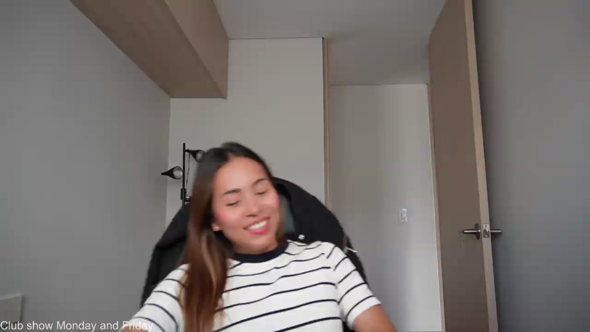 Gallery image thumbnail from Xialing's myfreecams stream on, 06/24/2026, 24:28 image 3 of 20