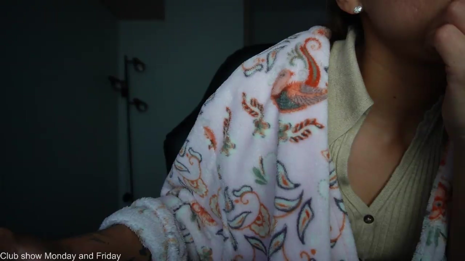 Gallery image thumbnail from Xialing's myfreecams stream on, 08/27/2026, 23:21 image 3 of 20