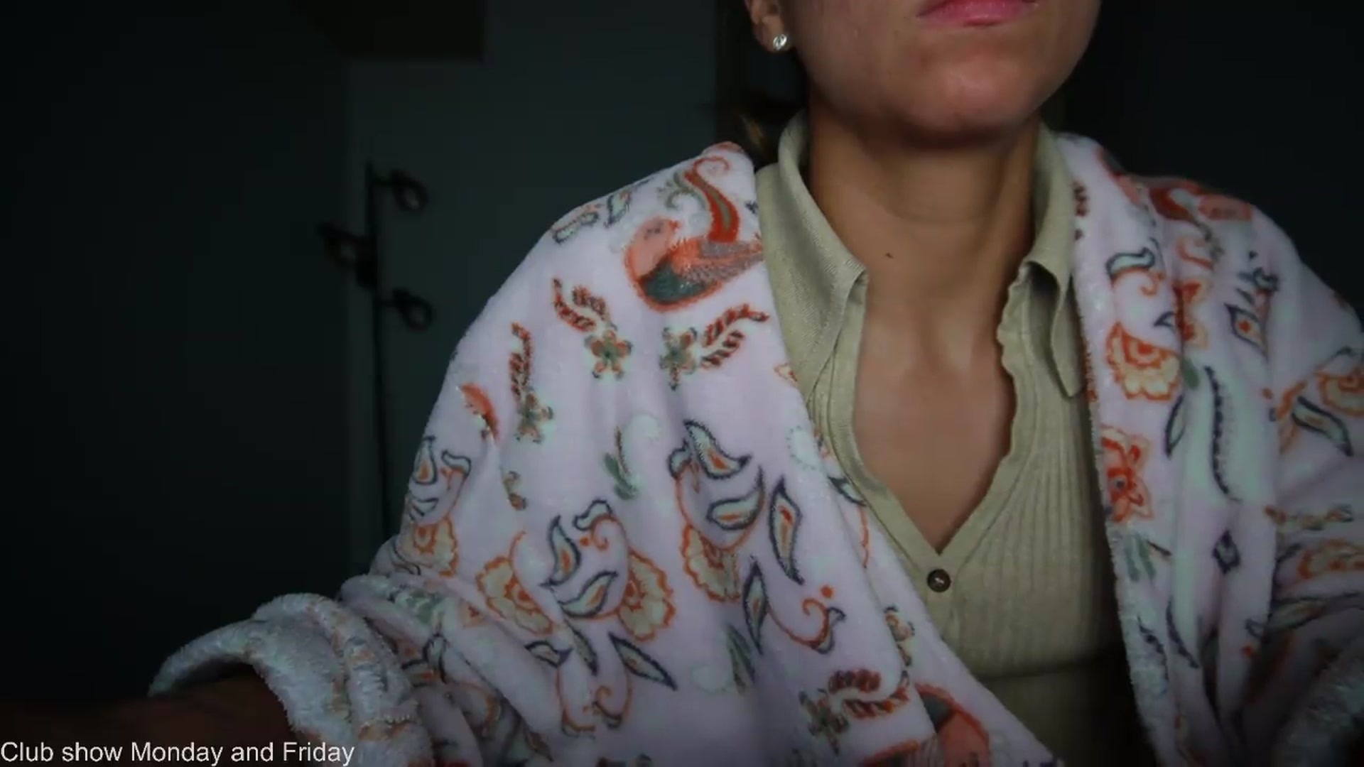 Gallery image thumbnail from Xialing's myfreecams stream on, 08/27/2026, 23:21 image 17 of 20