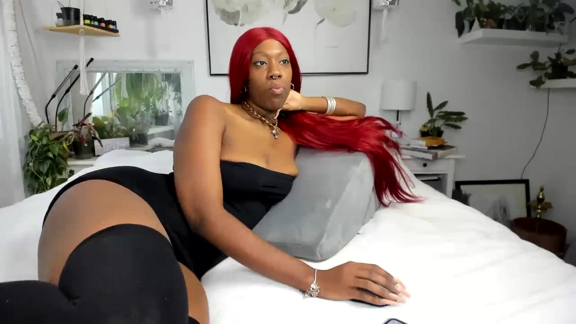 Gallery image thumbnail from XiennaMoreau's myfreecams stream on, 12/18/2023, 16:15 image 6 of 20