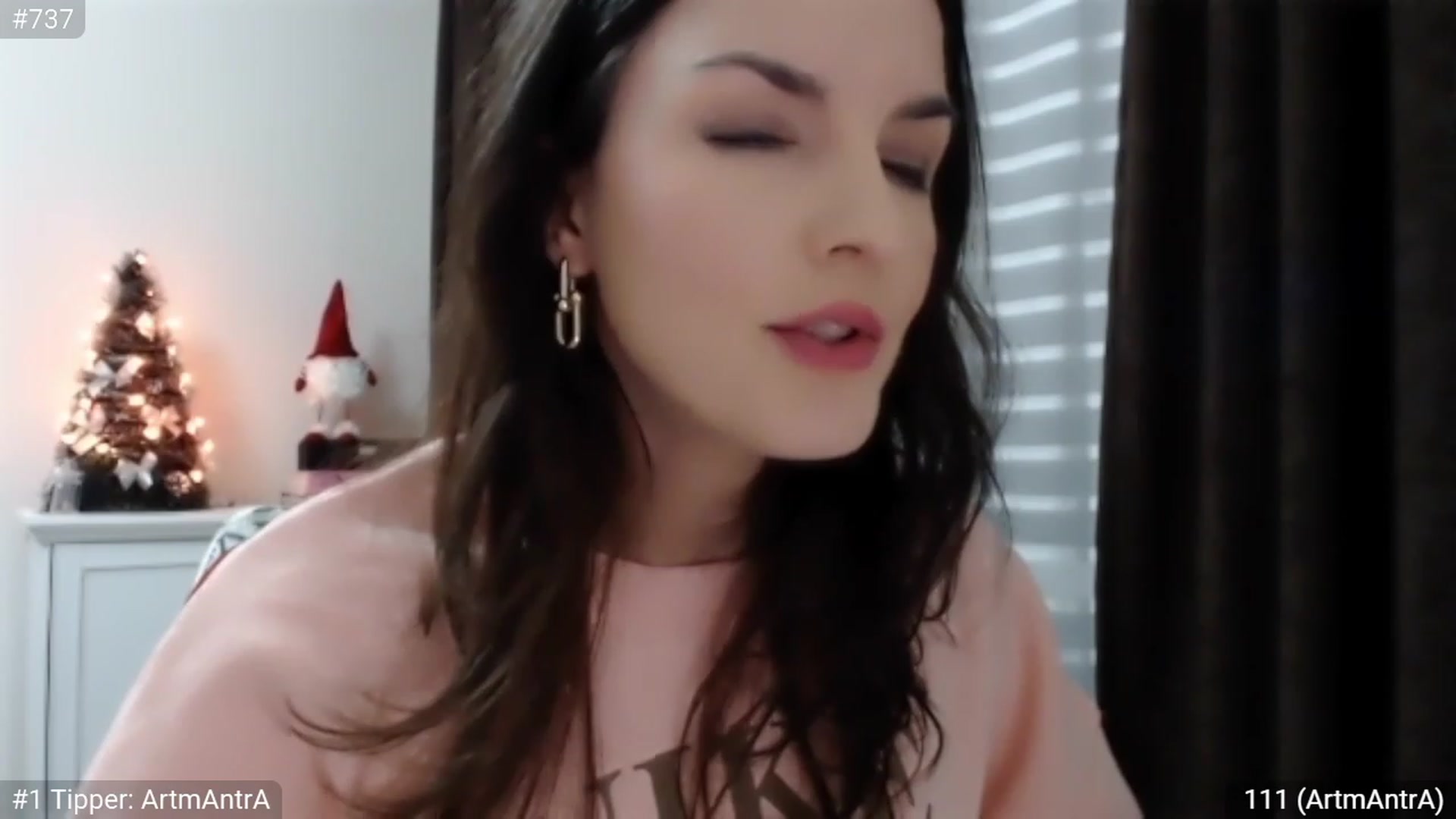 Gallery image thumbnail from XmasXcitedGal's myfreecams stream on, 12/17/2022, 24:02 image 5 of 20