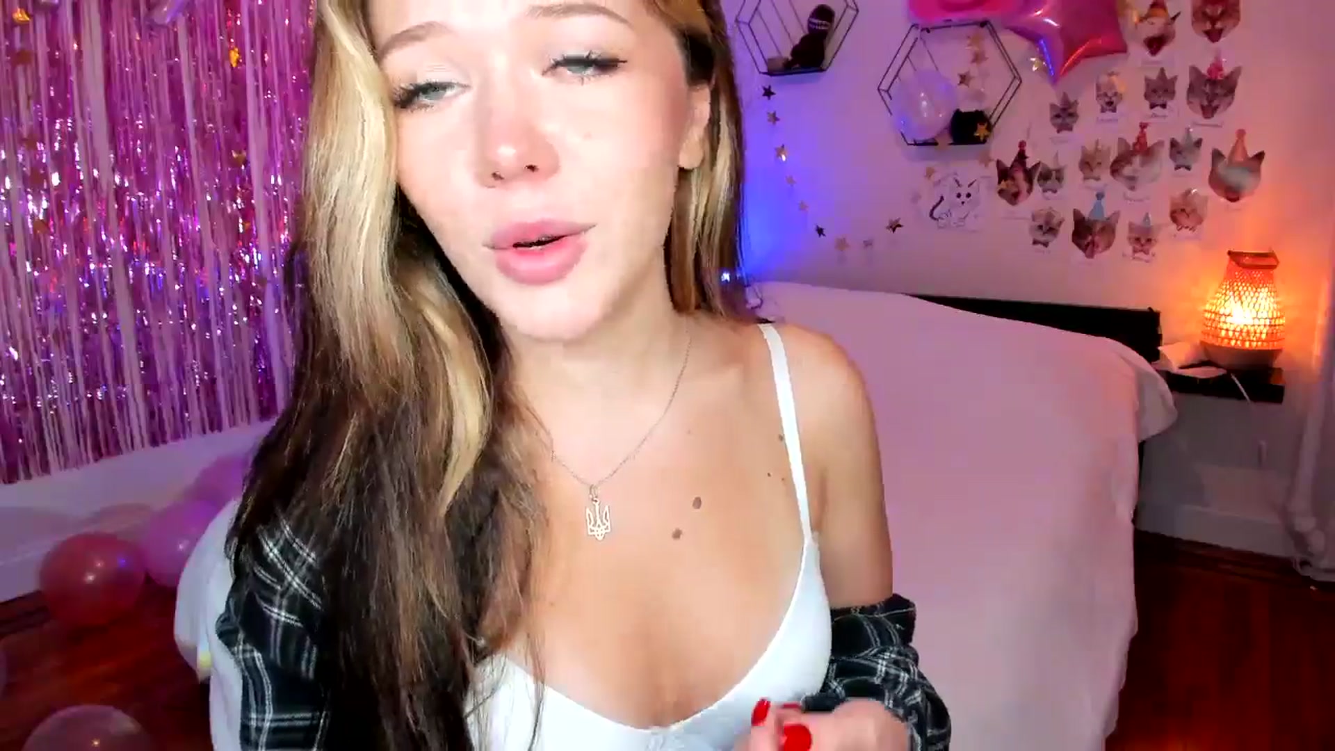 Gallery image thumbnail from Xmas_Baby's myfreecams stream on, 12/12/2024, 24:06 image 16 of 20