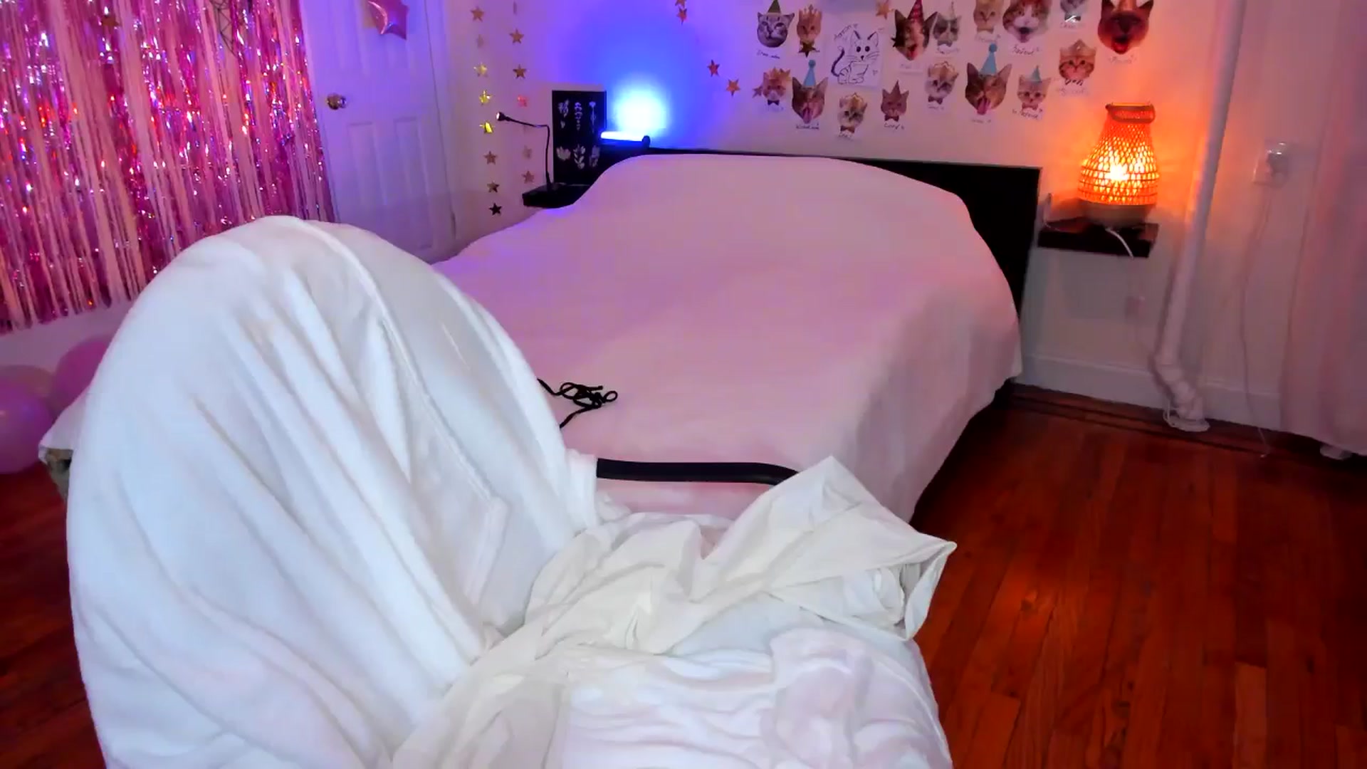 Gallery image thumbnail from Xmas_Baby's myfreecams stream on, 12/15/2024, 03:10 image 17 of 20