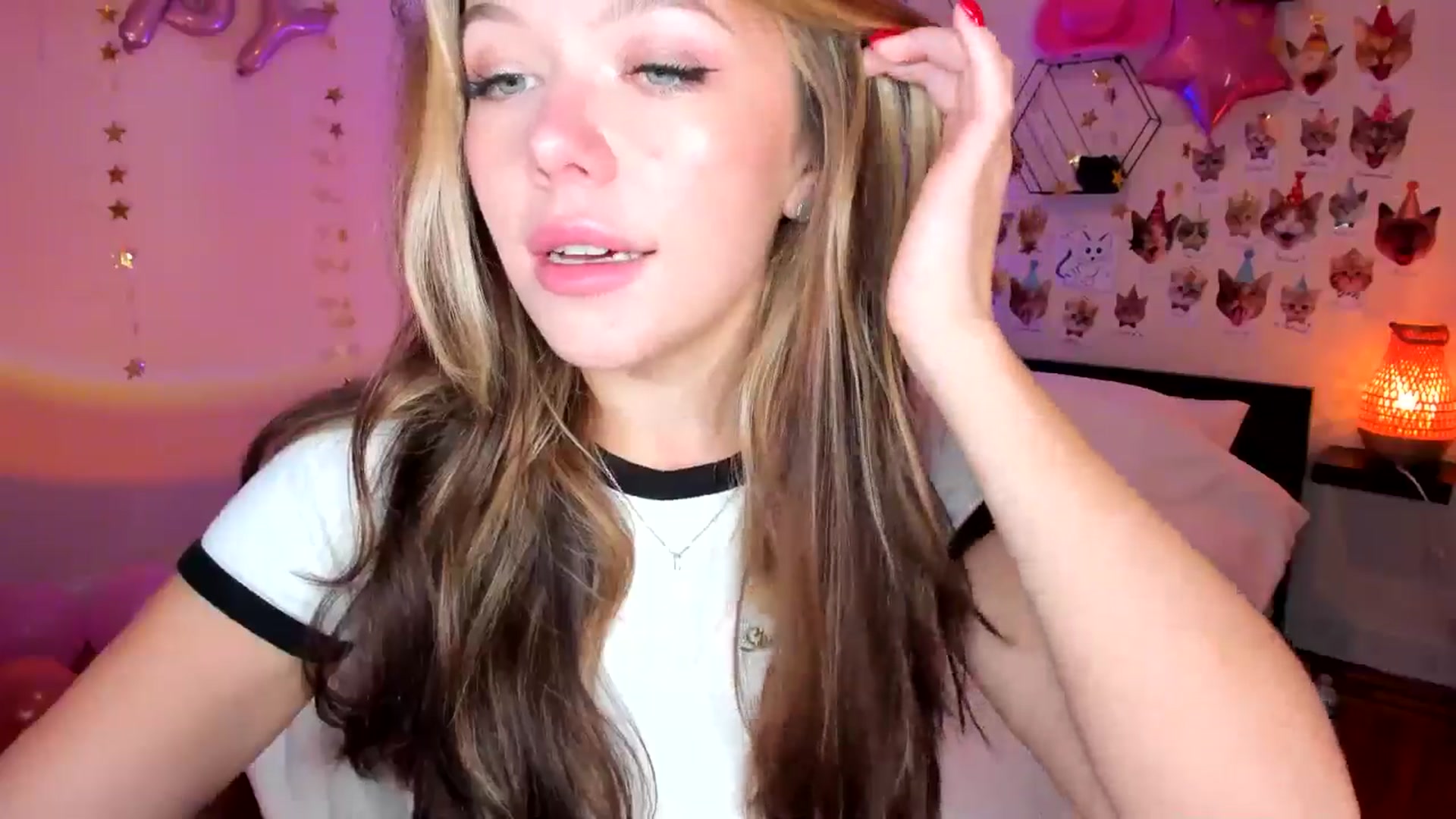 Gallery image thumbnail from Xmas_Baby's myfreecams stream on, 12/16/2024, 24:01 image 16 of 20