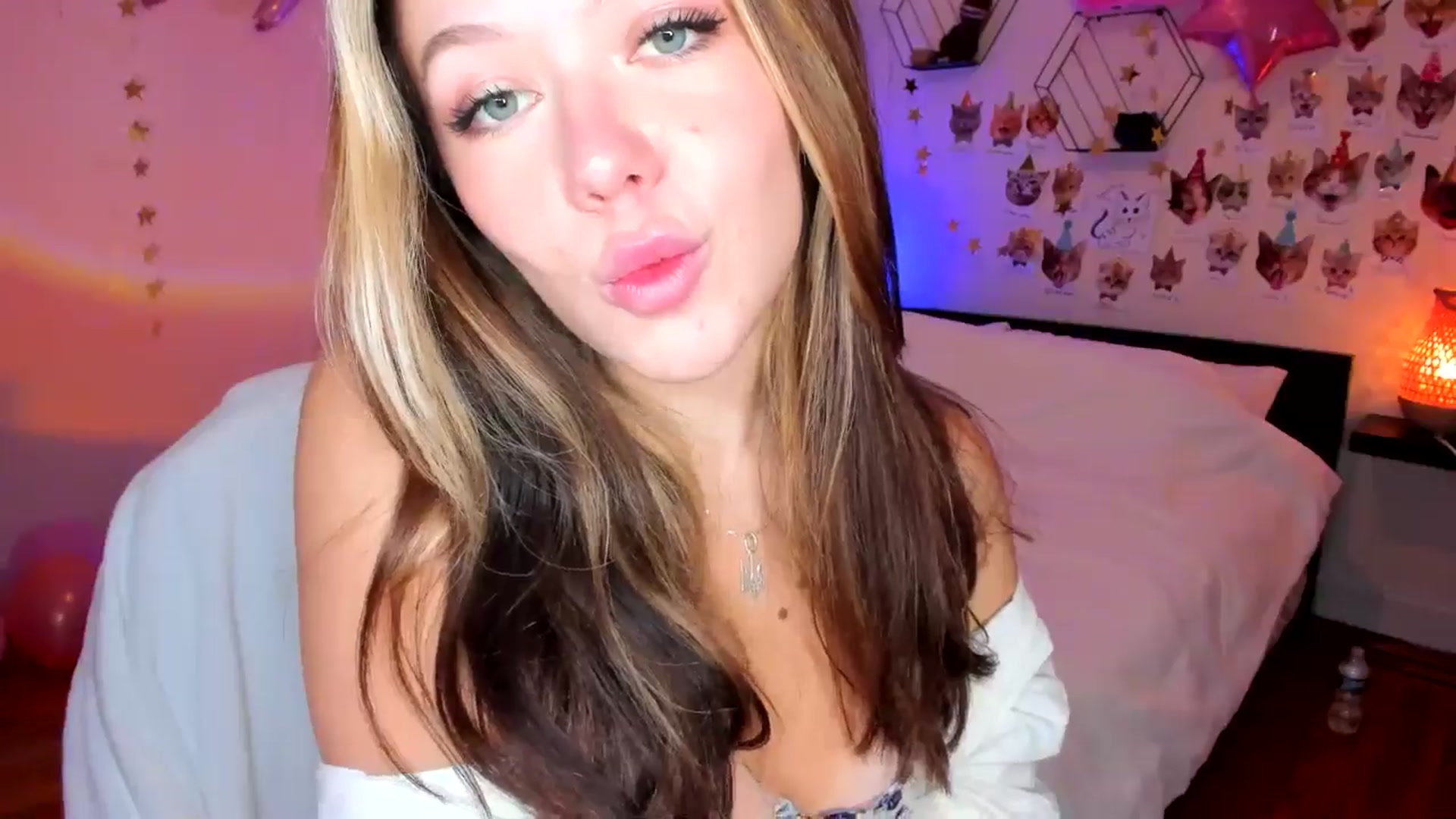 Gallery image thumbnail from Xmas_Baby's myfreecams stream on, 12/16/2024, 24:47 image 11 of 20