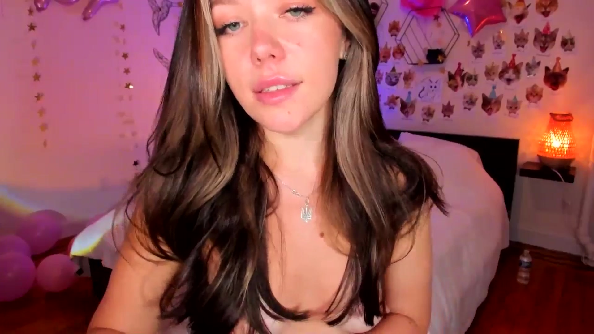 Gallery image thumbnail from Xmas_Baby's myfreecams stream on, 12/17/2024, 07:31 image 8 of 20