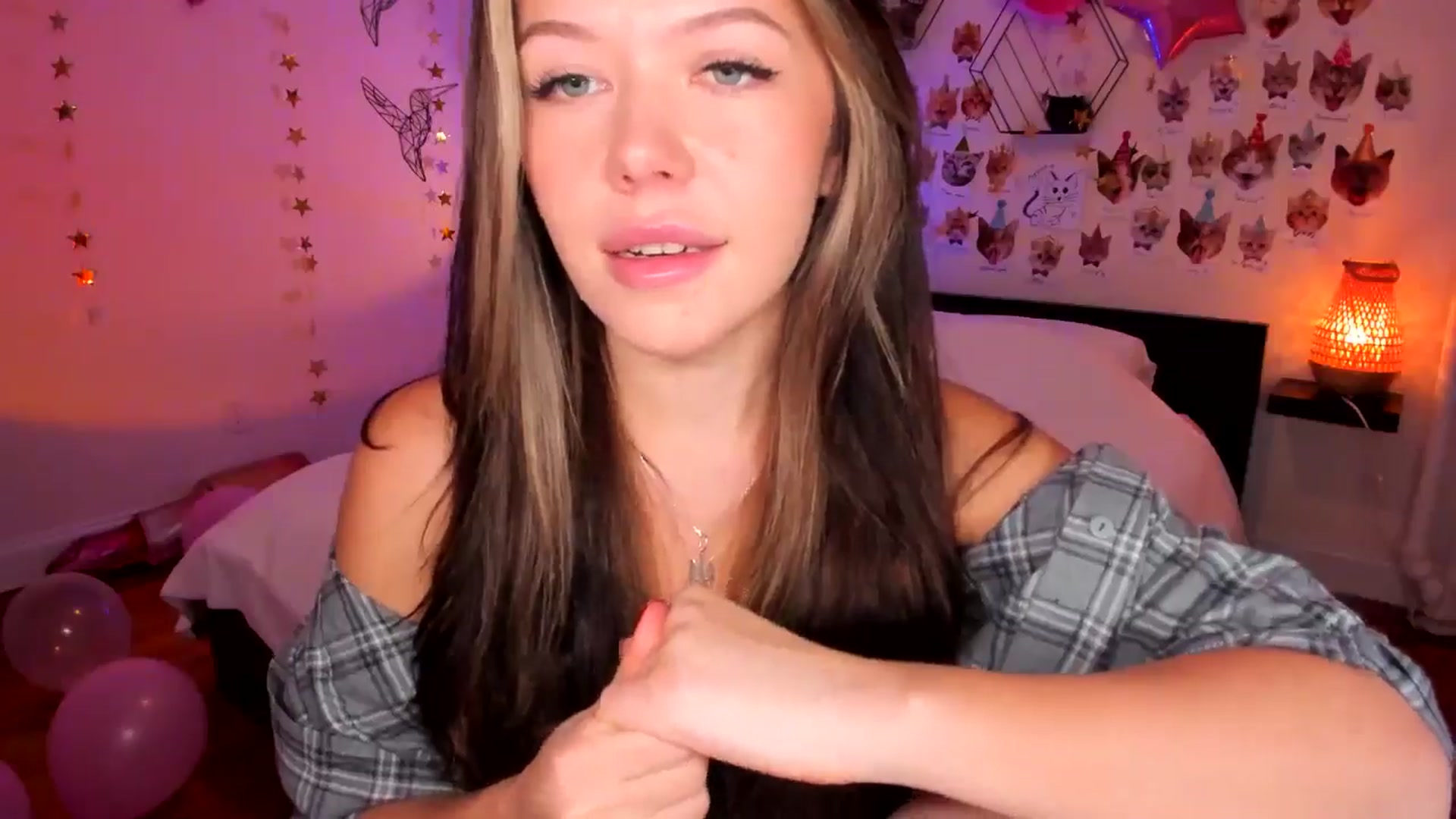 Gallery image thumbnail from Xmas_Baby's myfreecams stream on, 12/19/2024, 24:00 image 17 of 20