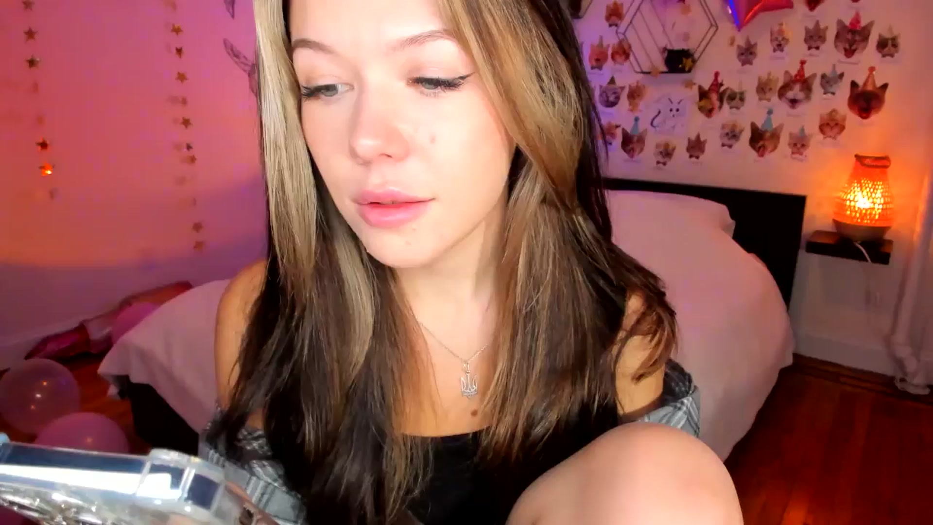 Gallery image thumbnail from Xmas_Baby's myfreecams stream on, 12/19/2024, 03:15 image 1 of 20