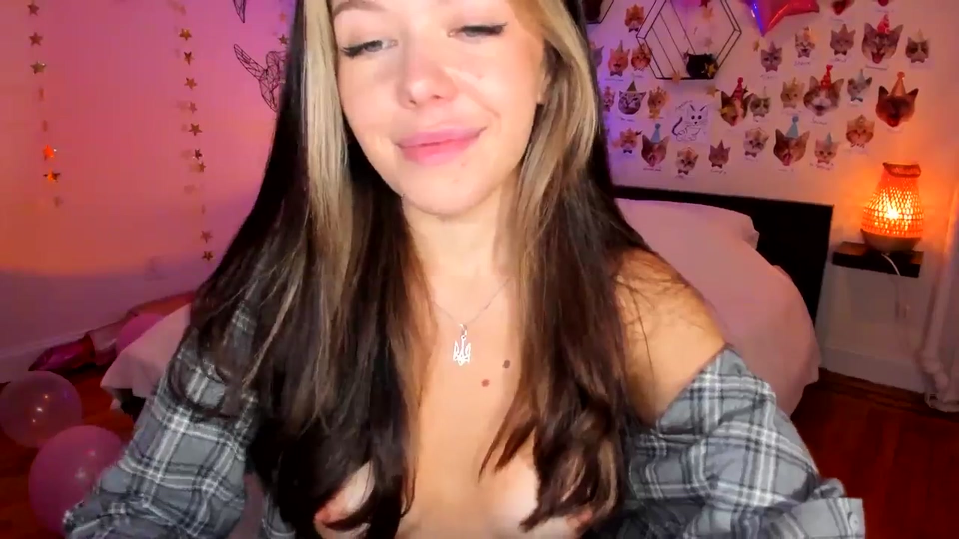 Gallery image thumbnail from Xmas_Baby's myfreecams stream on, 12/19/2024, 03:15 image 16 of 20