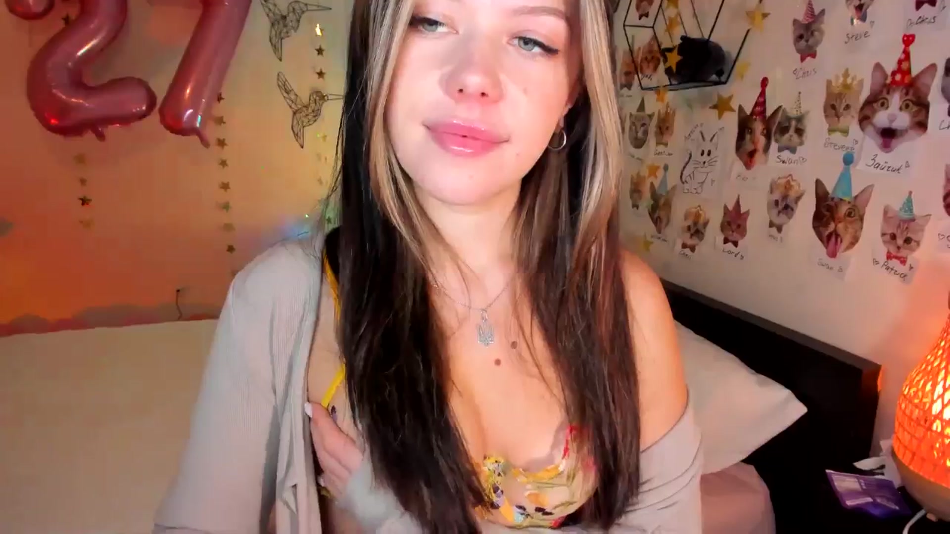 Gallery image thumbnail from Xmas_Baby's myfreecams stream on, 12/23/2024, 24:02 image 19 of 20