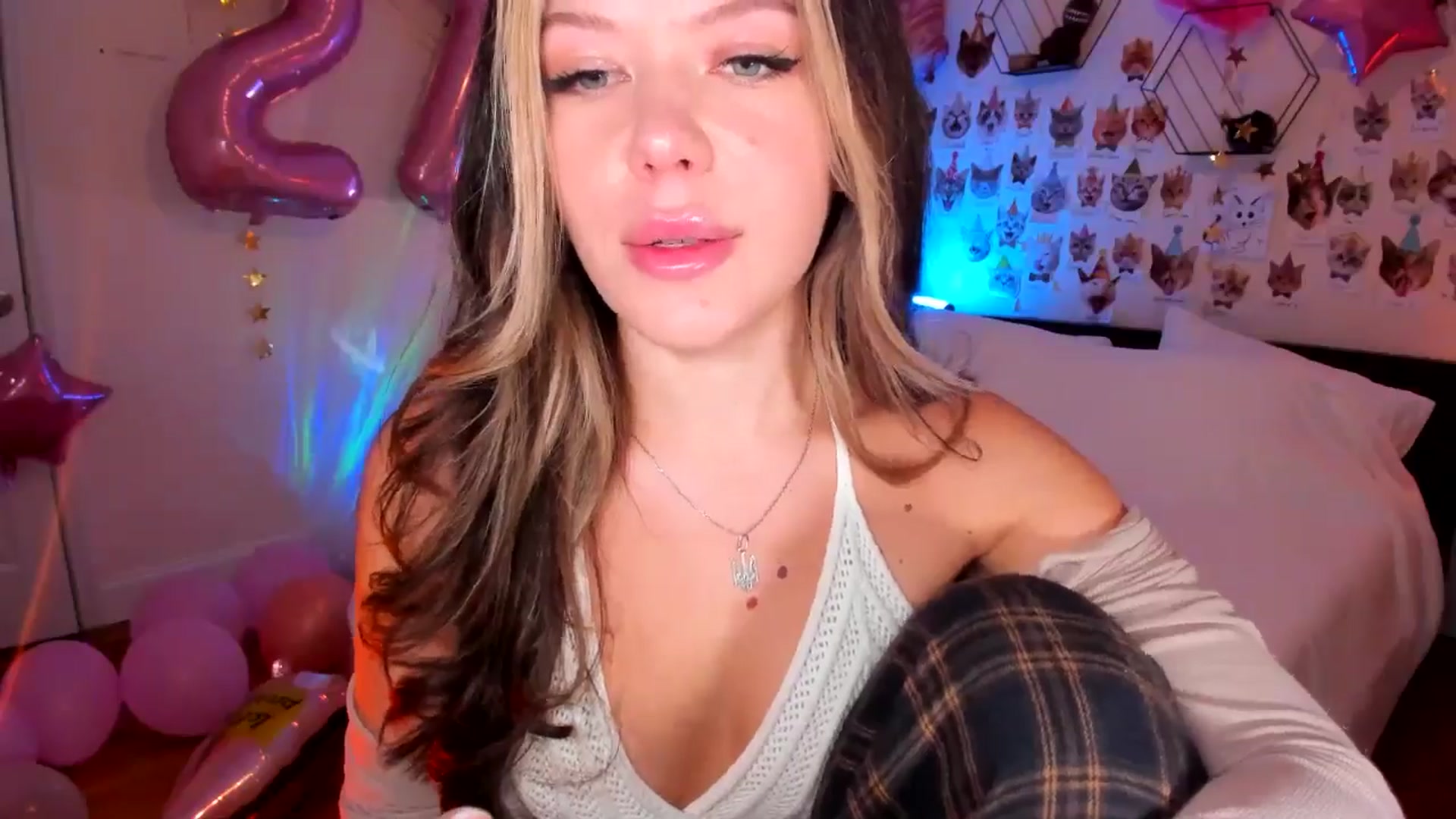 Gallery image thumbnail from Xmas_Baby's myfreecams stream on, 12/30/2024, 24:00 image 5 of 20