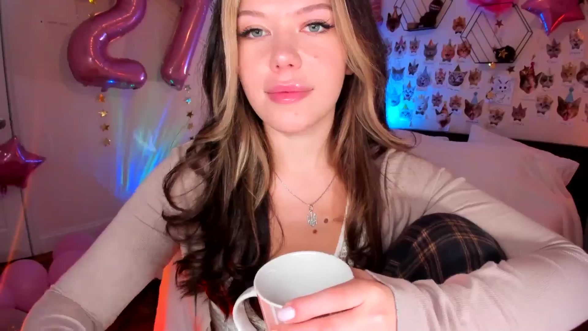 Gallery image thumbnail from Xmas_Baby's myfreecams stream on, 12/30/2024, 24:00 image 3 of 20