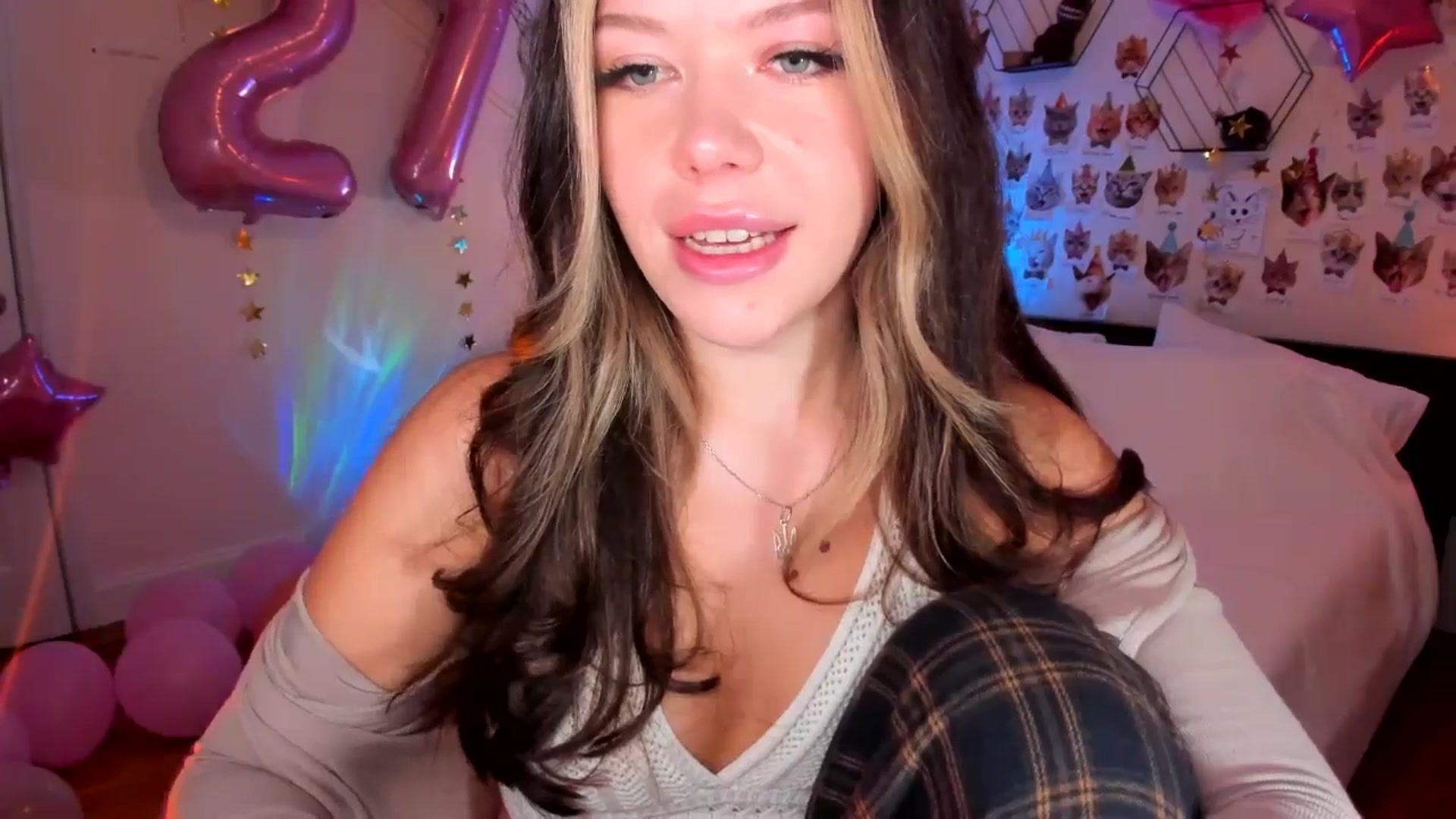 Gallery image thumbnail from Xmas_Baby's myfreecams stream on, 12/30/2024, 24:00 image 19 of 20