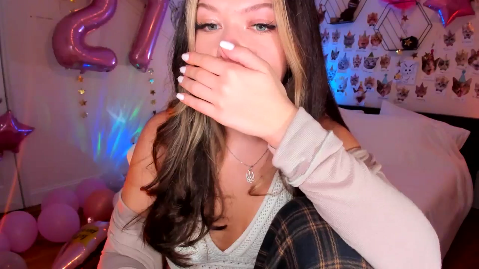 Gallery image thumbnail from Xmas_Baby's myfreecams stream on, 12/30/2024, 24:00 image 16 of 20