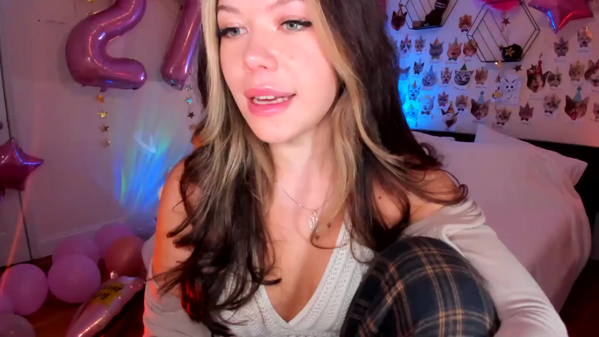 Gallery image thumbnail from Xmas_Baby's myfreecams stream on, 12/30/2024, 24:00 image 17 of 20