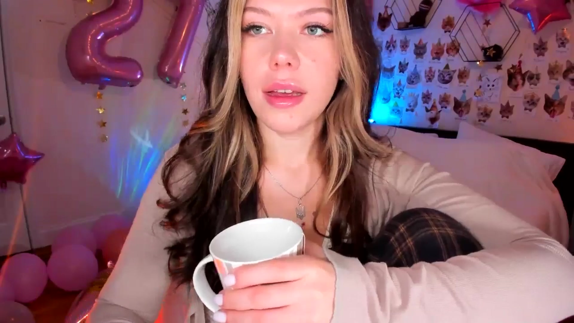 Gallery image thumbnail from Xmas_Baby's myfreecams stream on, 12/30/2024, 24:00 image 2 of 20