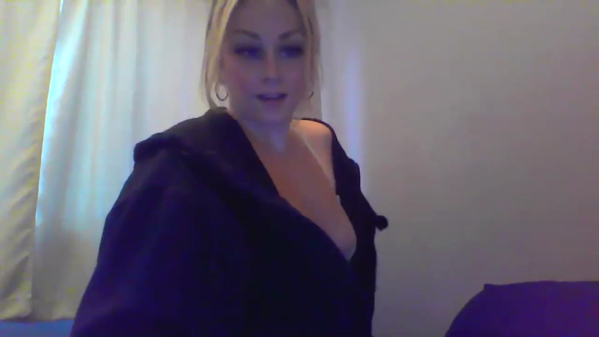 Gallery image thumbnail from XoTiff's myfreecams stream on, 12/12/2023, 18:53 image 18 of 20