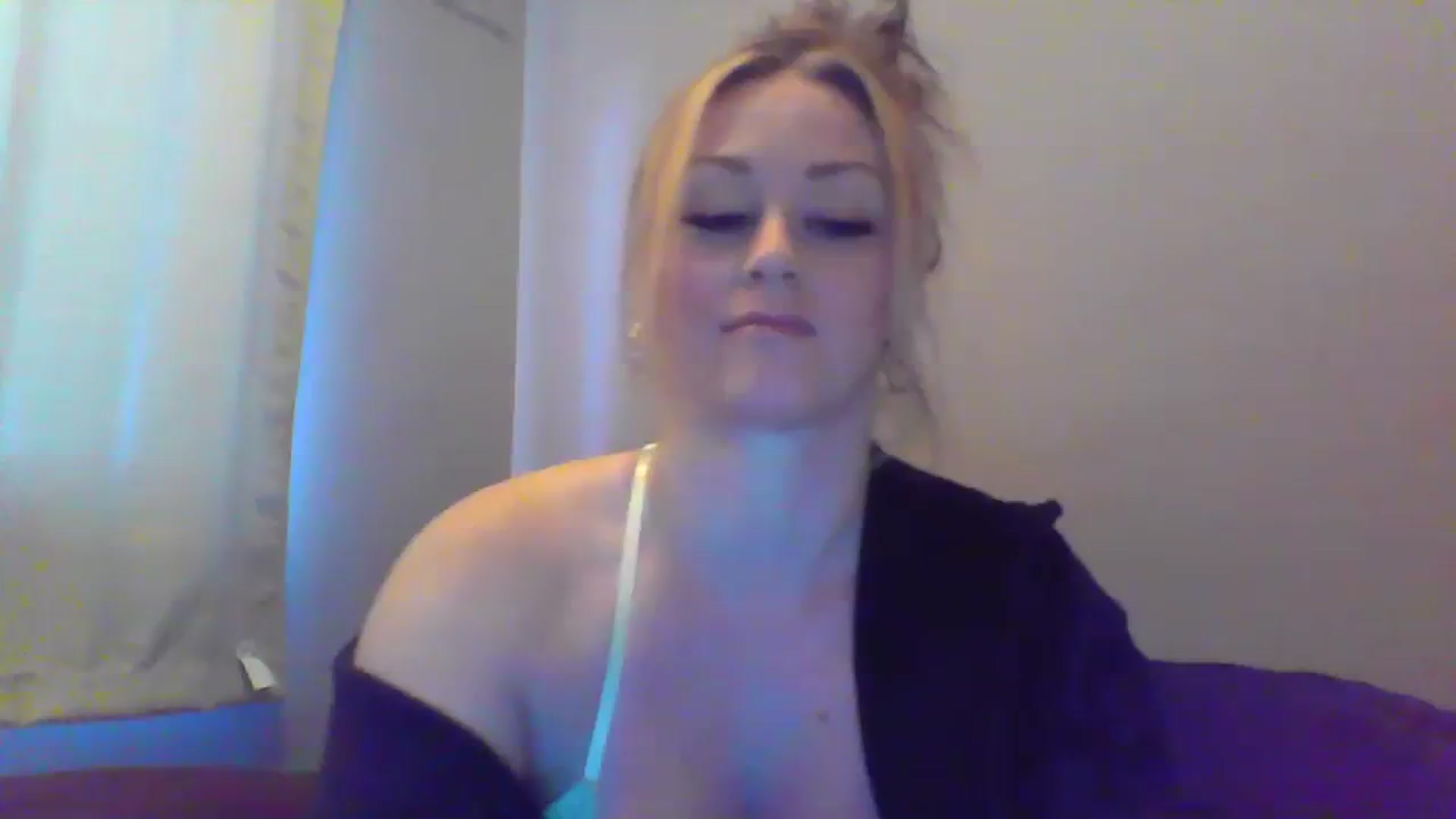 Gallery image thumbnail from XoTiff's myfreecams stream on, 12/12/2023, 18:53 image 8 of 20