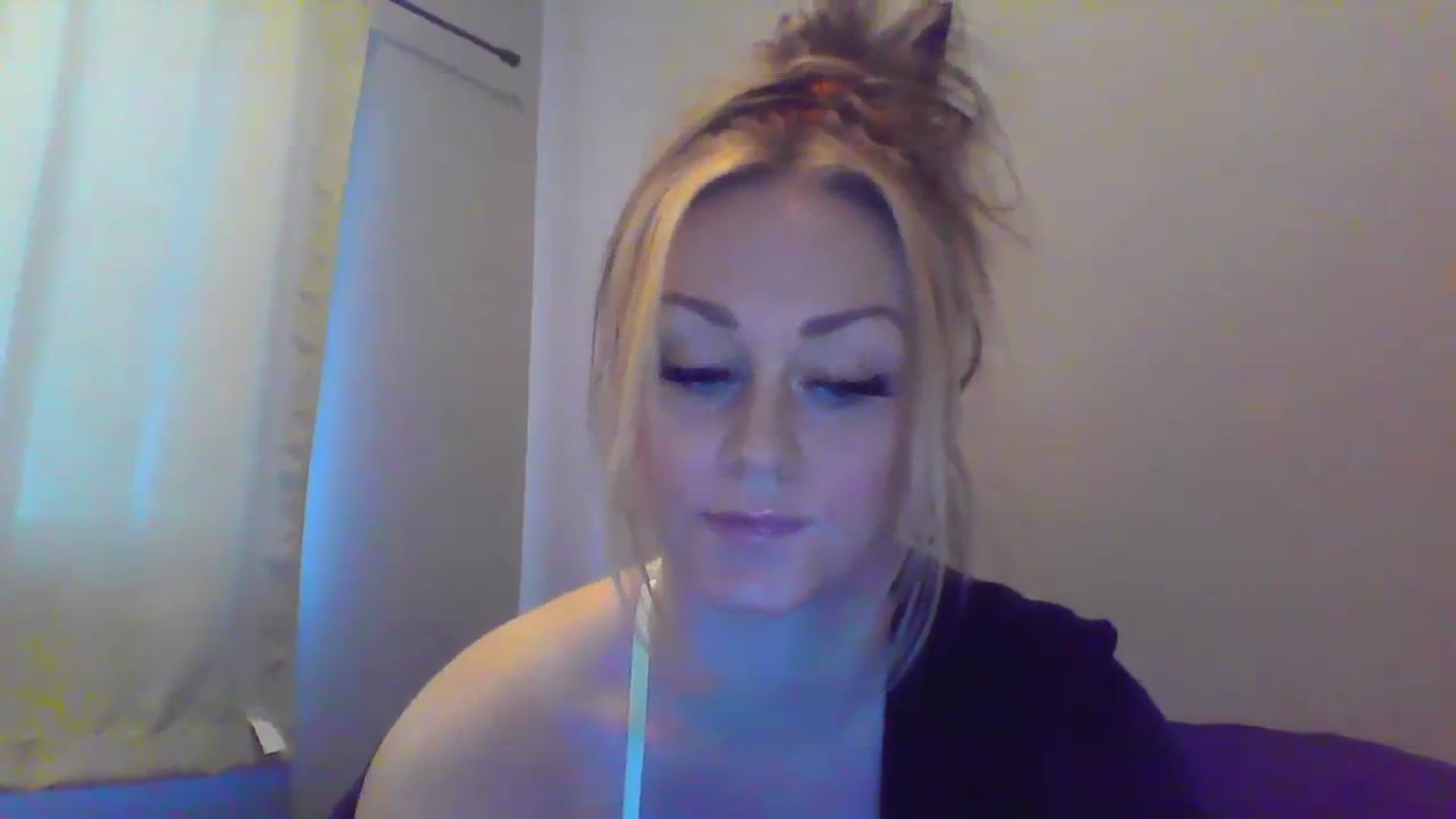 Gallery image thumbnail from XoTiff's myfreecams stream on, 12/12/2023, 18:53 image 7 of 20
