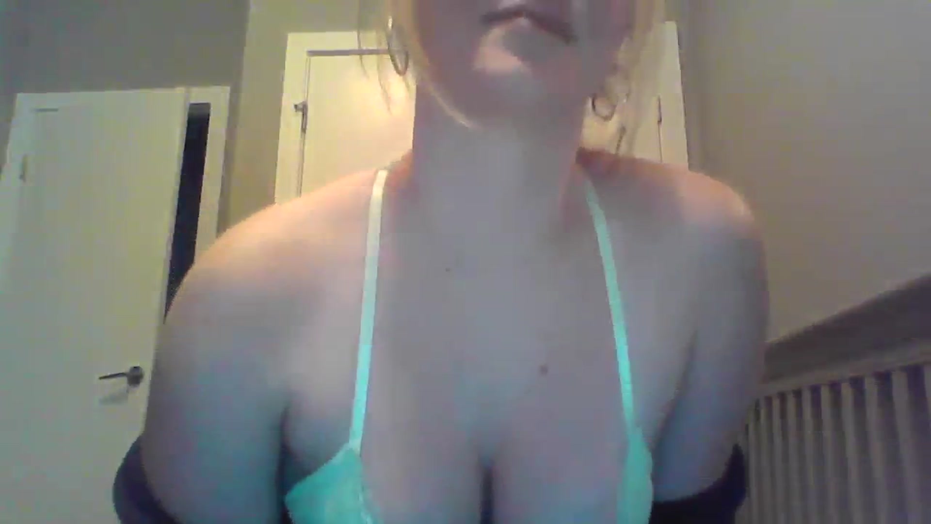 Gallery image thumbnail from XoTiff's myfreecams stream on, 12/12/2023, 18:53 image 17 of 20