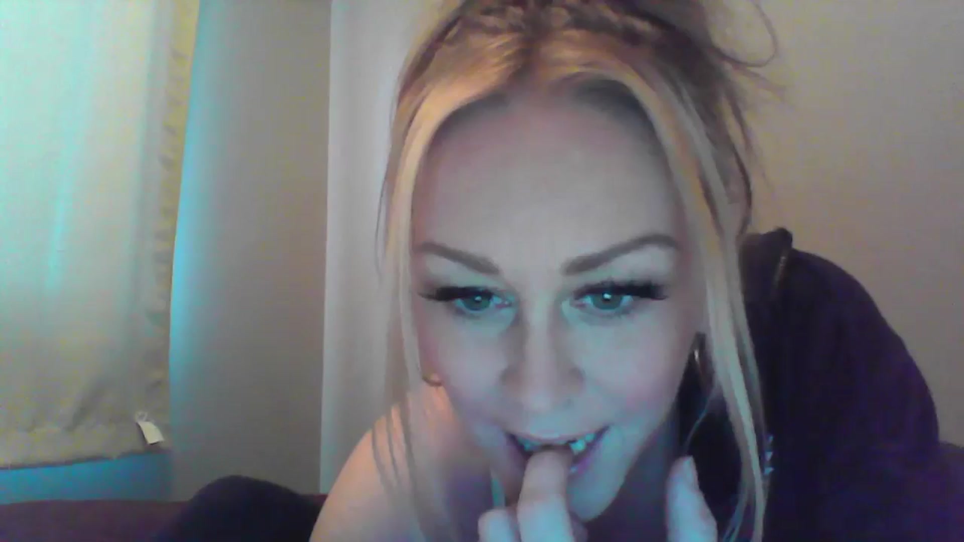 Gallery image thumbnail from XoTiff's myfreecams stream on, 12/12/2023, 18:53 image 12 of 20