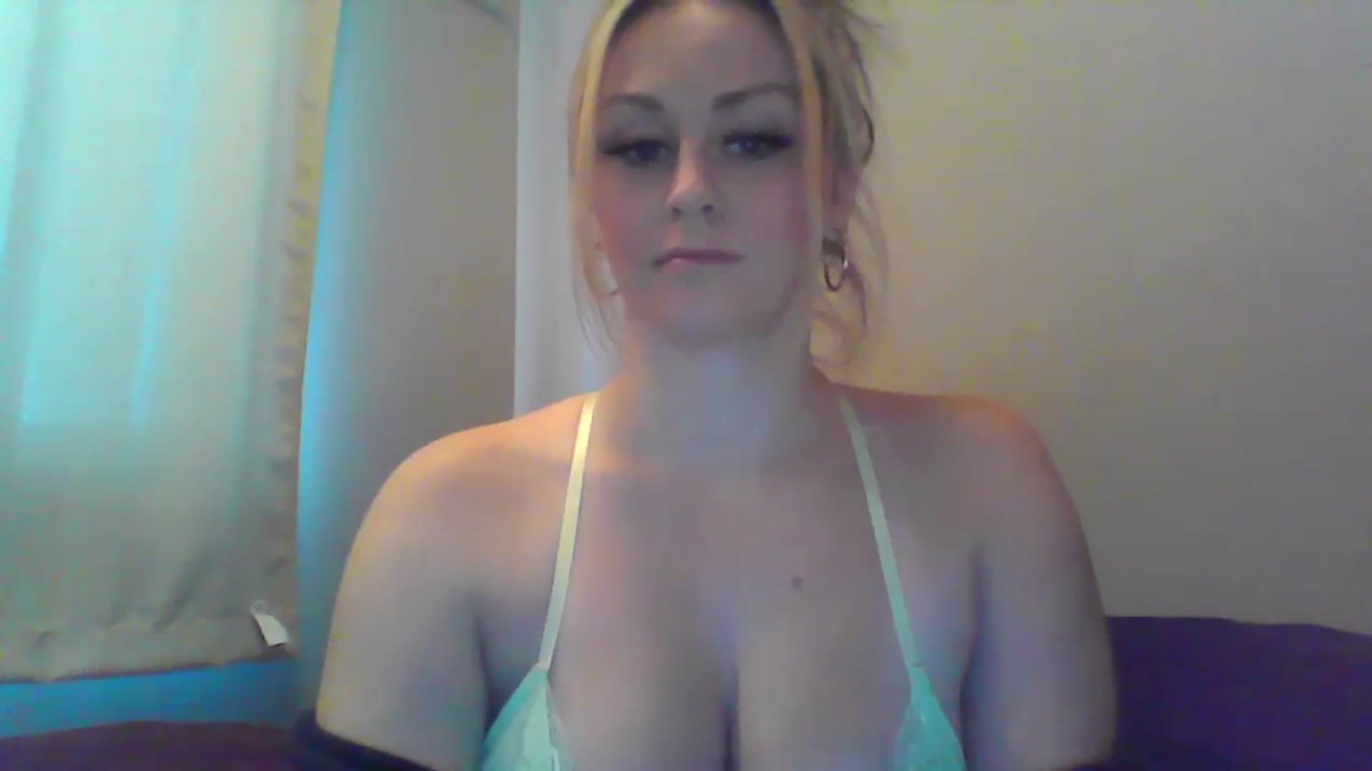 Gallery image thumbnail from XoTiff's myfreecams stream on, 12/12/2023, 18:53 image 15 of 20