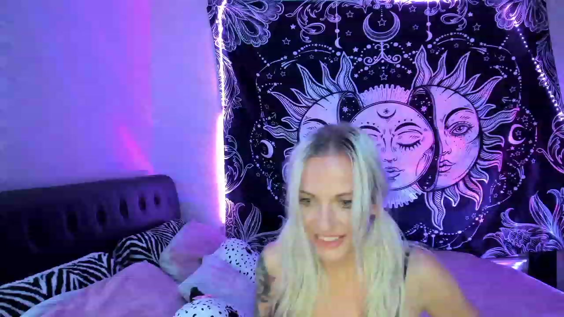 Gallery image thumbnail from Xo_belle's myfreecams stream on, 03/17/2023, 04:51 image 3 of 20