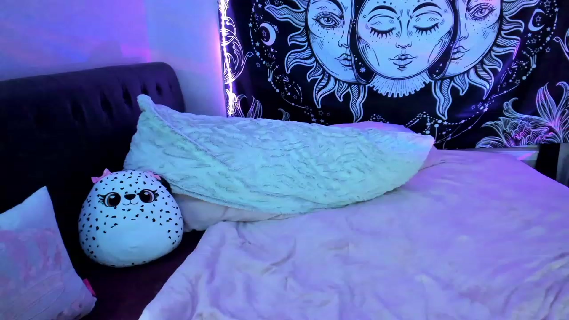 Gallery image thumbnail from Xo_belle's myfreecams stream on, 03/27/2023, 08:51 image 4 of 20