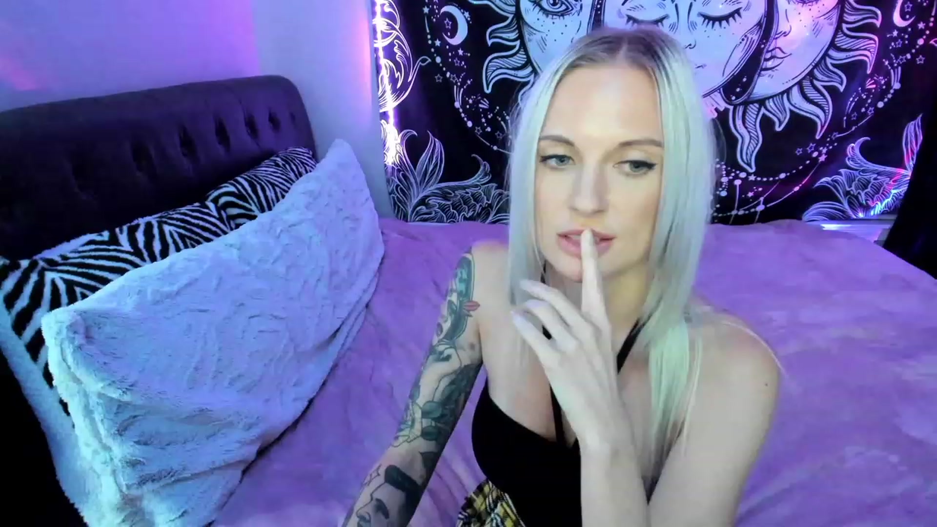 Gallery image thumbnail from Xo_belle's myfreecams stream on, 04/12/2023, 08:13 image 2 of 20