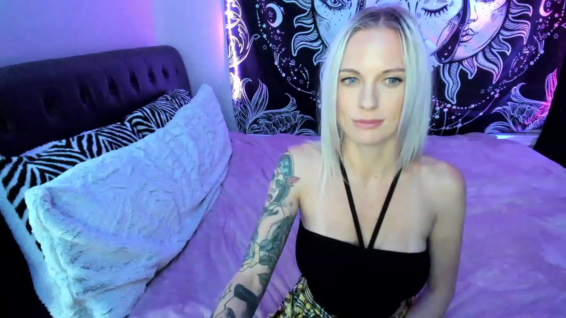 Gallery image thumbnail from Xo_belle's myfreecams stream on, 04/12/2023, 08:13 image 5 of 20