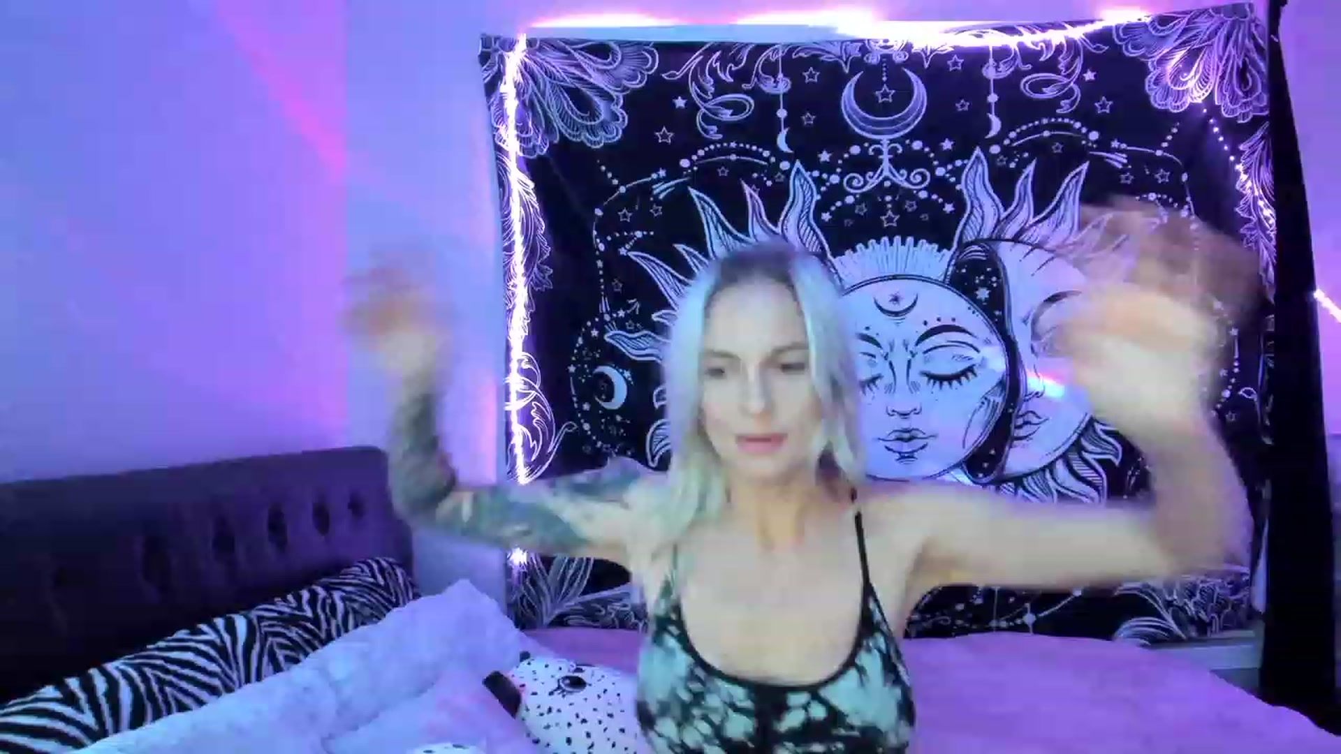 Gallery image thumbnail from Xo_belle's myfreecams stream on, 04/19/2023, 03:45 image 9 of 20