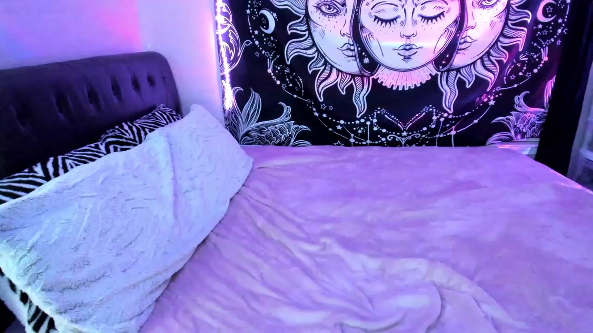 Gallery image thumbnail from Xo_belle's myfreecams stream on, 04/24/2023, 03:19 image 14 of 20