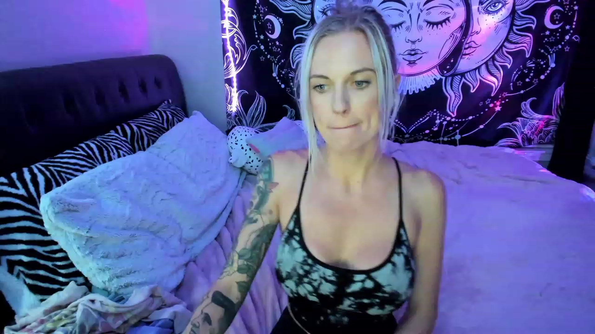 Gallery image thumbnail from Xo_belle's myfreecams stream on, 04/30/2023, 07:08 image 12 of 20